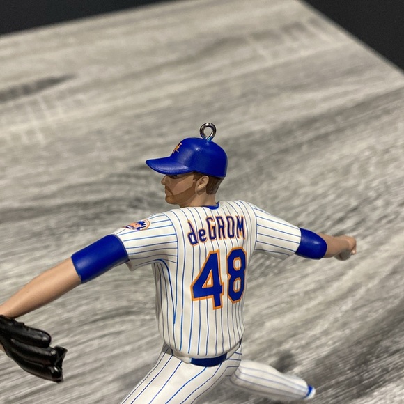 Hallmark | MLB New York Mets: Jacob deGrom (2022) - Keepsake Ornament - Picture 12 of 13
